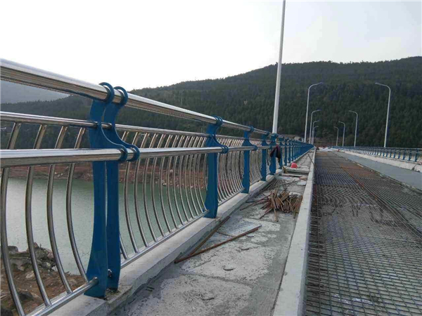 许昌不锈钢桥梁护栏的特点及其在桥梁安全中的重要作用