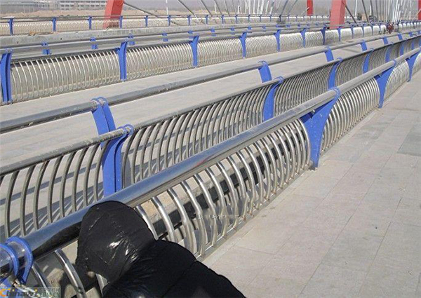 许昌不锈钢复合管护栏一种安全而耐用的防护解决方案