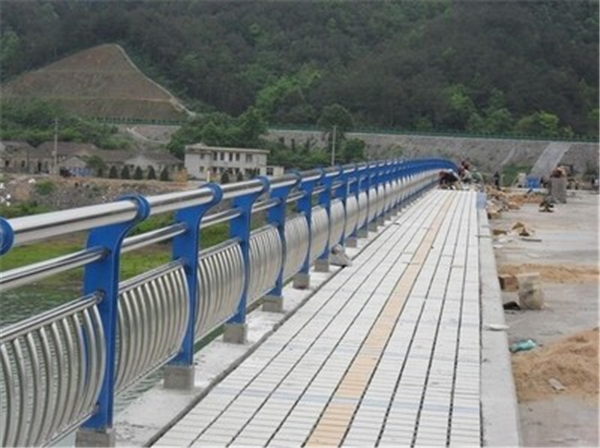 许昌不锈钢桥梁护栏的特性及其在现代建筑中的应用