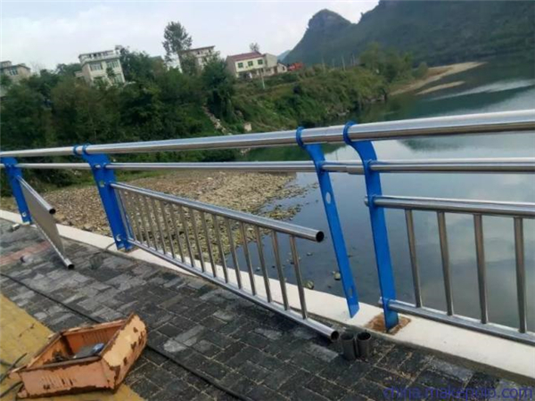 许昌不锈钢复合管护栏是一种卓越的防护材料